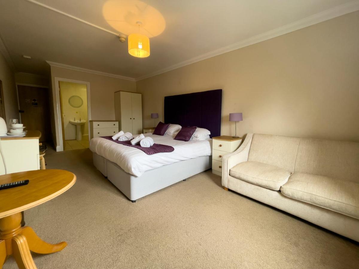 Отель Llanina Arms Llanarth  Экстерьер фото