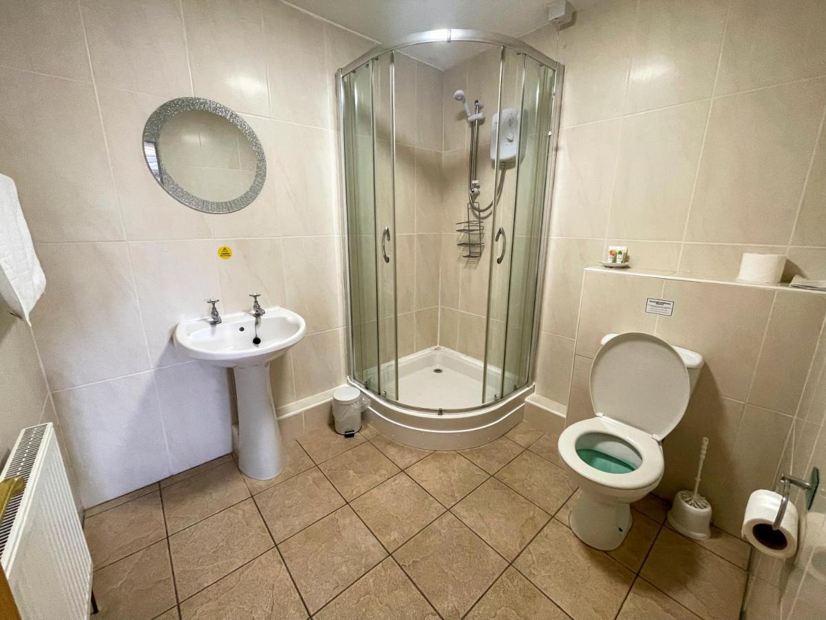 Отель Llanina Arms Llanarth  Экстерьер фото