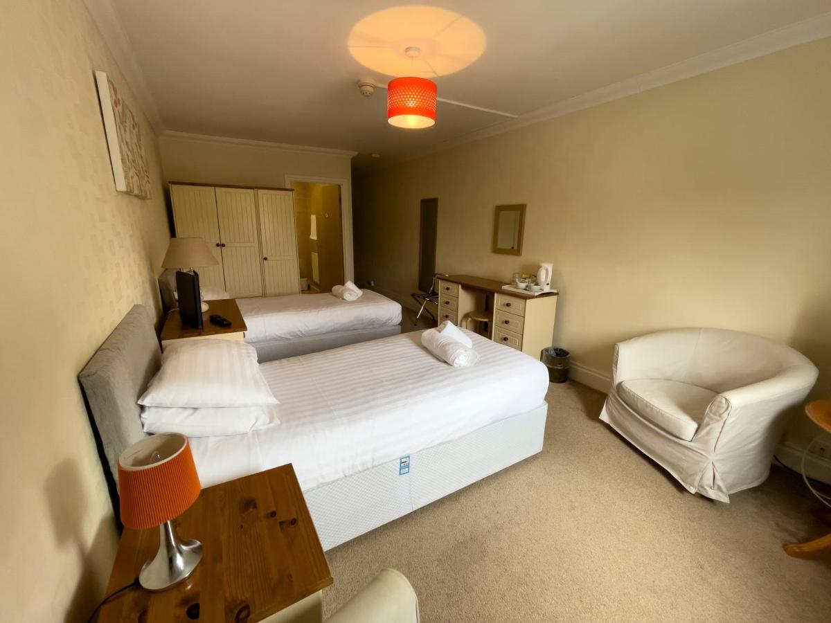 Отель Llanina Arms Llanarth  Экстерьер фото