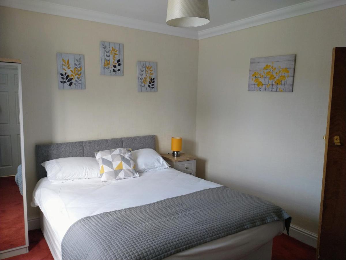 Отель Llanina Arms Llanarth  Экстерьер фото