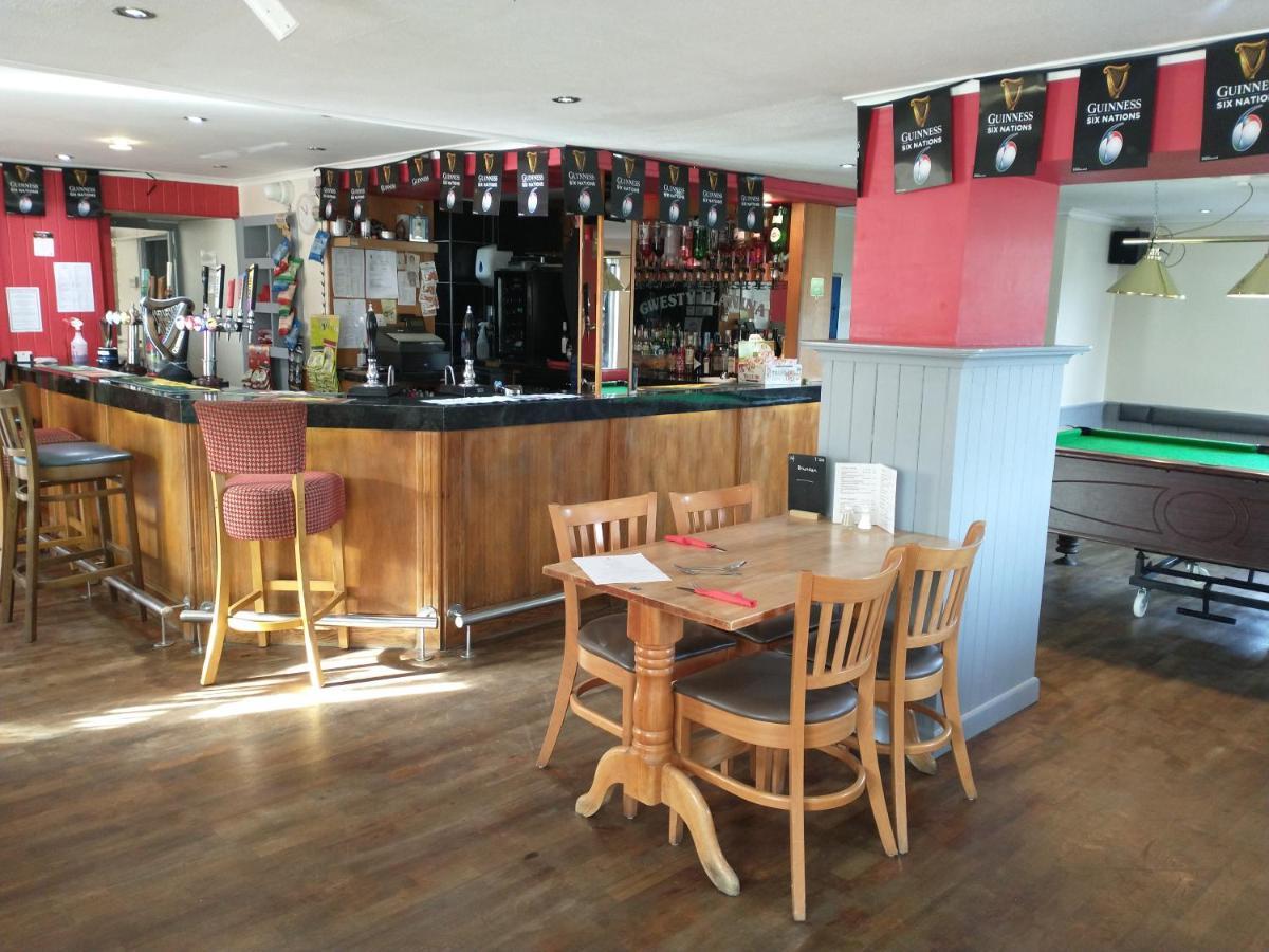 Отель Llanina Arms Llanarth  Экстерьер фото