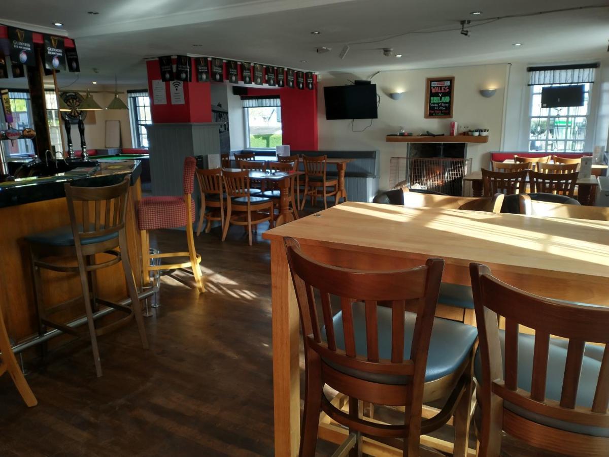 Отель Llanina Arms Llanarth  Экстерьер фото