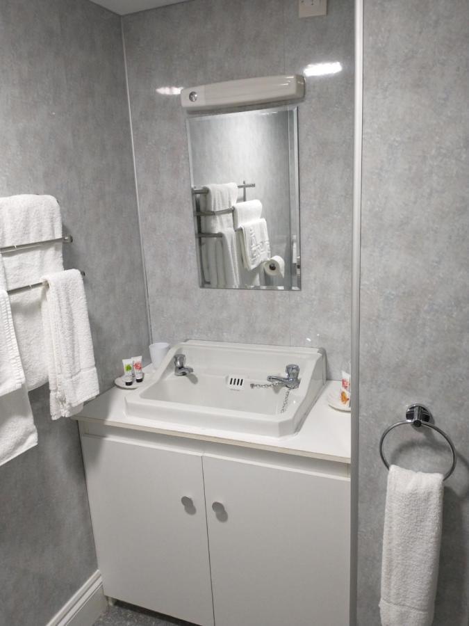 Отель Llanina Arms Llanarth  Экстерьер фото