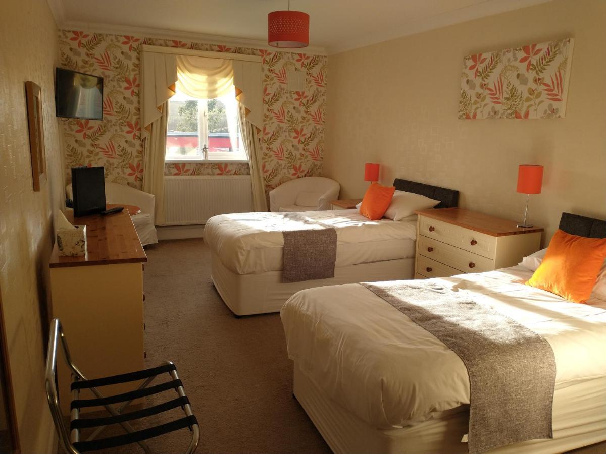 Отель Llanina Arms Llanarth  Экстерьер фото
