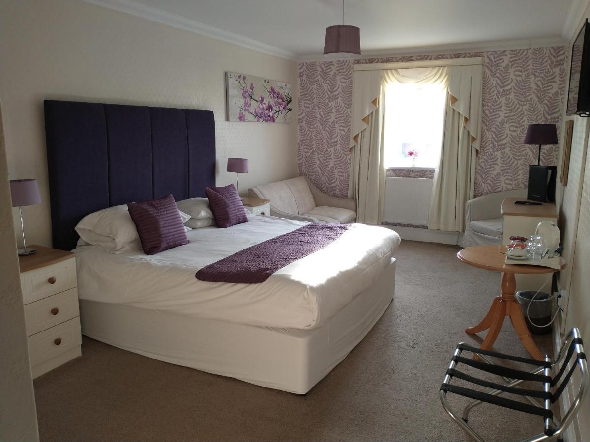 Отель Llanina Arms Llanarth  Экстерьер фото