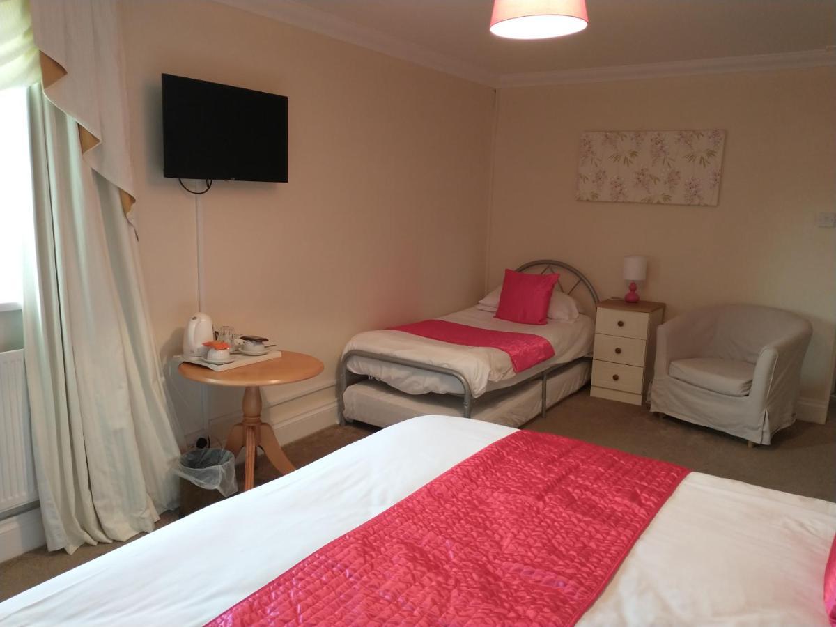 Отель Llanina Arms Llanarth  Экстерьер фото