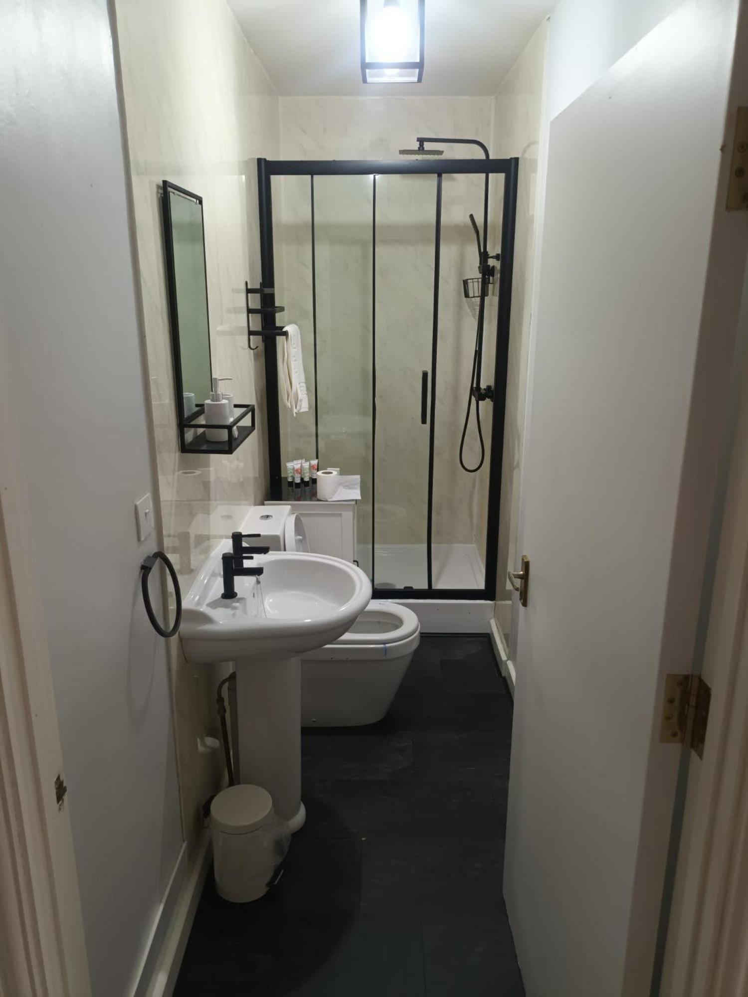 Отель Llanina Arms Llanarth  Экстерьер фото