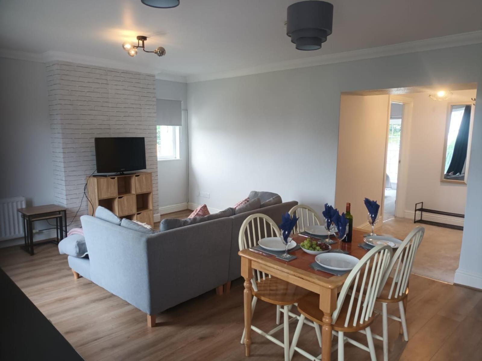 Отель Llanina Arms Llanarth  Экстерьер фото